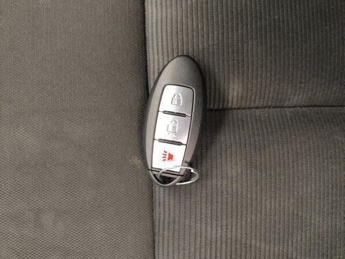 Used 2018 Nissan Titan SV image 32