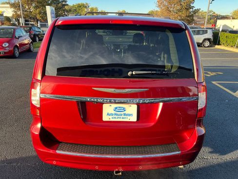 Used 2014 Chrysler Town & Country Touring-L image 14