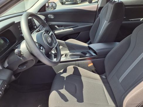 Used 2025 Hyundai Elantra SE image 24