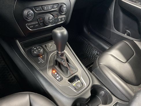 Used 2022 Jeep Cherokee Trailhawk image 14