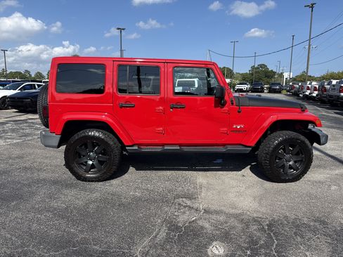 Used 2017 Jeep Wrangler Unlimited Sahara w/ Connectivity Group AWD/4WD image 16