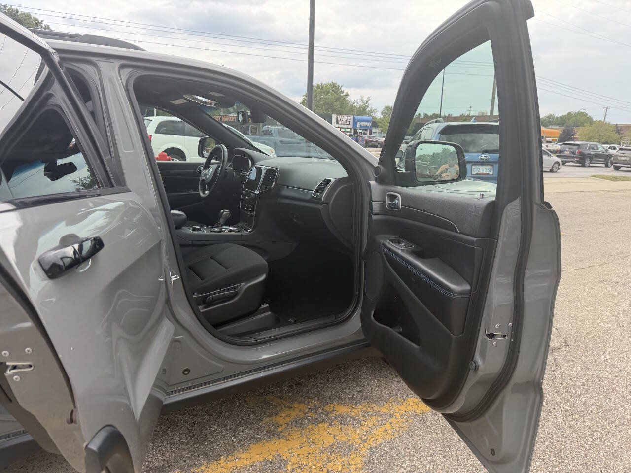 Used 2019 Jeep Grand Cherokee Laredo AWD/4WD image 9