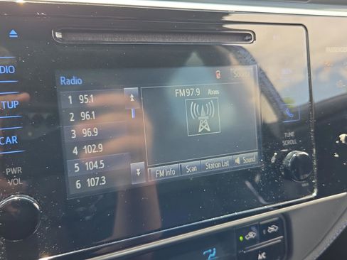 Used 2017 Toyota Corolla SE FWD image 17