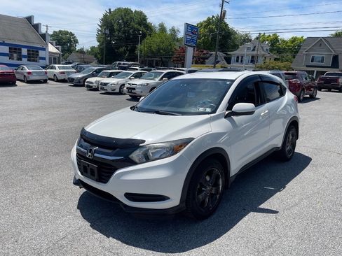 Used 2018 Honda HR-V LX image 2