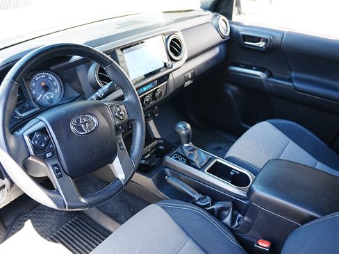 Used 2022 Toyota Tacoma TRD Off-Road image 8