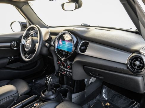 Used 2022 MINI Cooper 4-Door Hardtop w/ Signature Upholstery Package image 12