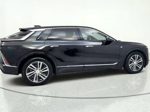 Used 2025 Cadillac Lyriq Luxury AWD/4WD image 9