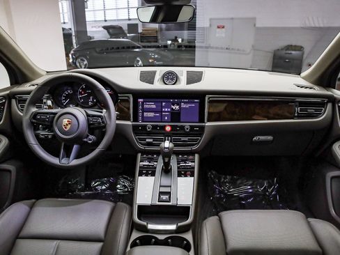 Used 2025 Porsche Macan image 16