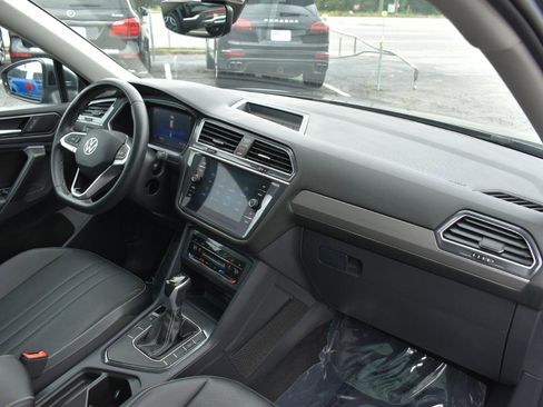 Used 2023 Volkswagen Tiguan SE w/ Panoramic Sunroof Package FWD image 13