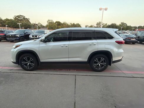 Used 2019 Toyota Highlander LE FWD image 6