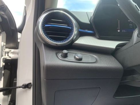 Used 2025 Chevrolet Trax LT image 13