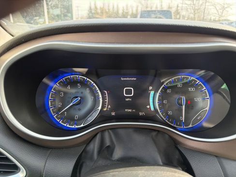 Used 2017 Chrysler Pacifica Touring-L Plus image 8