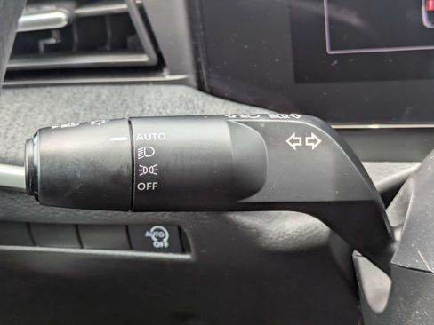 Used 2025 Nissan Kicks SV w/ Charging Package FWD image 18