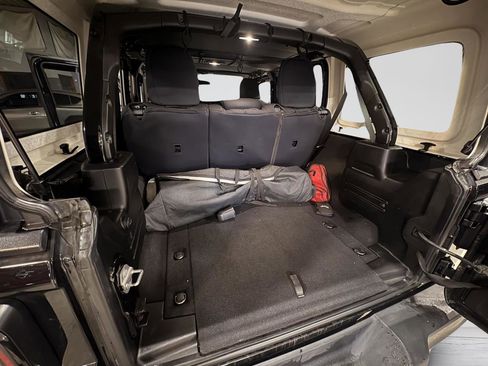 Used 2018 Jeep Wrangler Unlimited Sport image 19