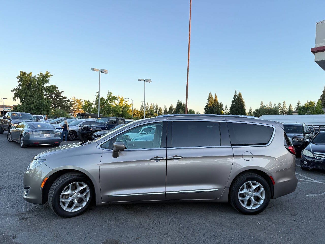 Used 2017 Chrysler Pacifica Touring-L Plus w/ Advanced Safetytec Group FWD image 4
