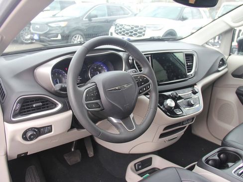 Used 2024 Chrysler Pacifica Touring-L FWD image 33