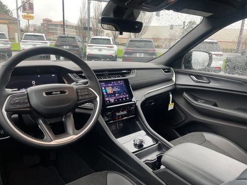 New 2025 Jeep Grand Cherokee Altitude image 13