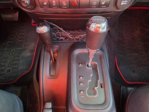 Used 2015 Jeep Wrangler Unlimited Sahara w/ Connectivity Group AWD/4WD image 26