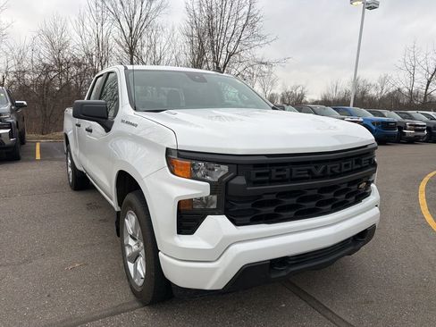 Used 2024 Chevrolet Silverado 1500 Custom image 2