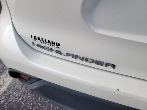 Used 2021 Toyota Highlander LE image 12