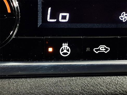 Used 2021 Nissan Rogue SV w/ Premium Package image 17