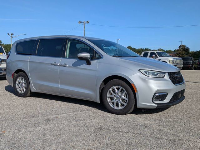 Used 2023 Chrysler Pacifica Touring-L FWD image 2