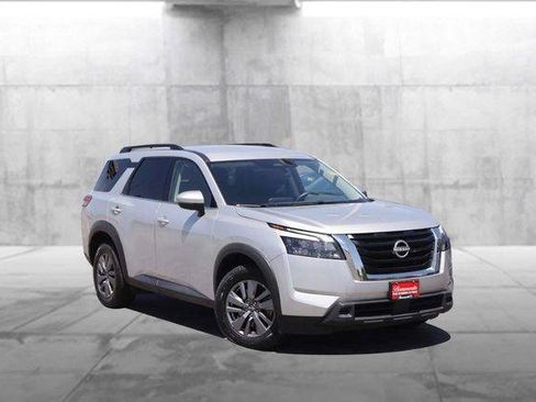 Used 2025 Nissan Pathfinder SV AWD/4WD image 2