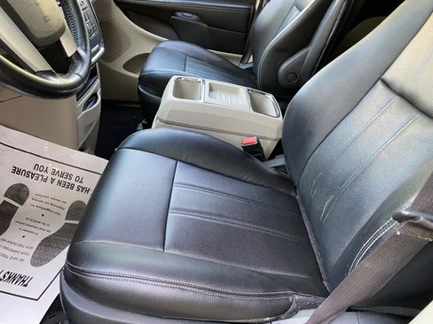 Used 2016 Chrysler Town & Country Touring image 30