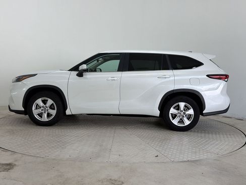 Used 2025 Toyota Highlander LE FWD image 2