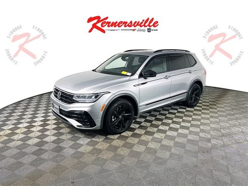 Used 2023 Volkswagen Tiguan SE R-Line image 3