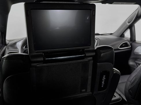 Used 2022 Chrysler Pacifica Touring-L w/ Uconnect Theater Family Group image 25