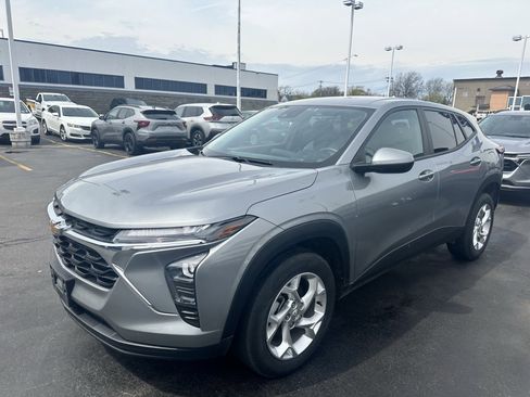 Used 2024 Chevrolet Trax LS w/ LS Convenience Package image 3