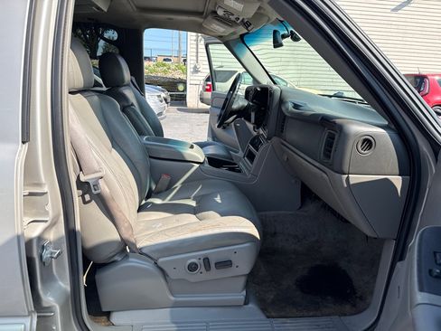 Used 2005 Chevrolet Suburban 2500 LT w/ Preferred Equipment Group AWD/4WD image 14
