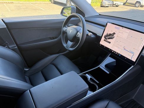 Used 2021 Tesla Model Y Long Range AWD/4WD image 23