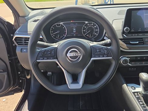 Used 2025 Nissan Altima 2.5 SV FWD image 23