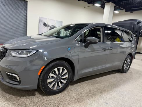 Used 2023 Chrysler Pacifica Touring-L FWD image 10
