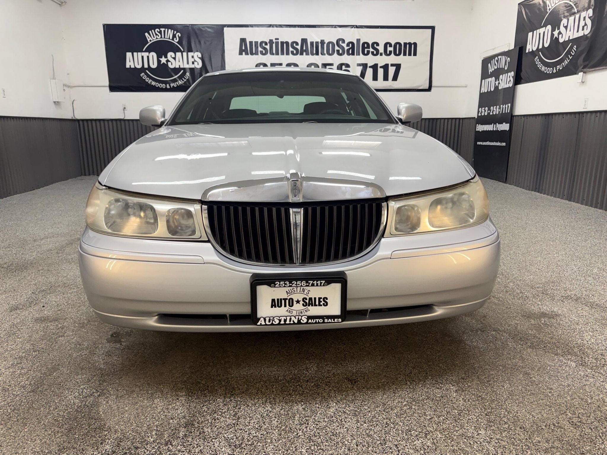 Used 2000 Lincoln Town Car Signature RWD image 5