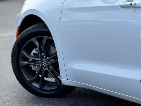 New 2026 Chrysler Pacifica Limited w/ S Appearance Package image 9