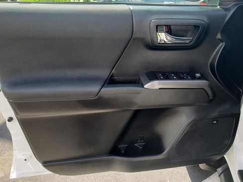 Used 2017 Toyota Tacoma TRD Sport AWD/4WD image 18