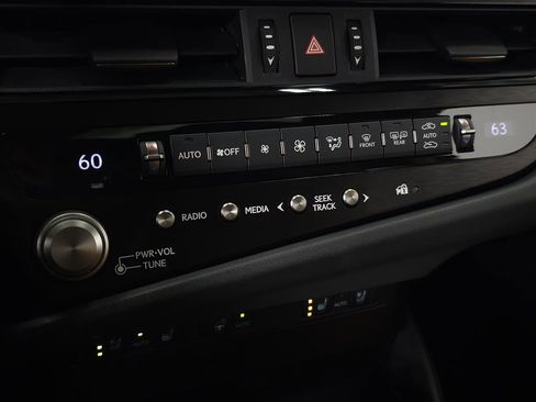 Certified 2024 Lexus ES 250 w/ Premium Package image 26