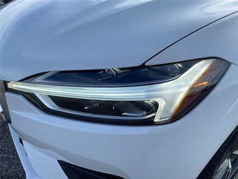 Used 2019 Volvo XC60 T5 Momentum w/ Premium Package image 9