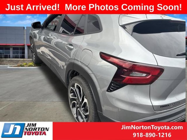Used 2025 Chevrolet Trax RS w/ Sunroof Package FWD image 5