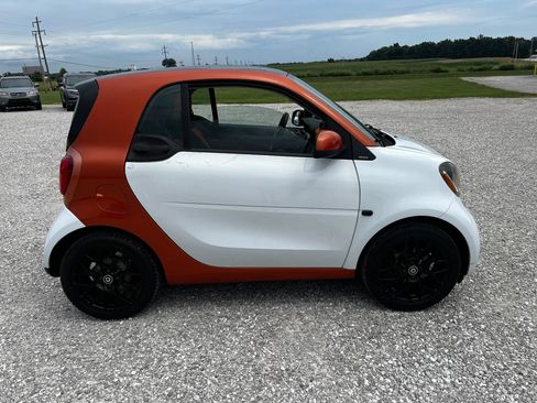 Used 2016 smart fortwo passion RWD image 2