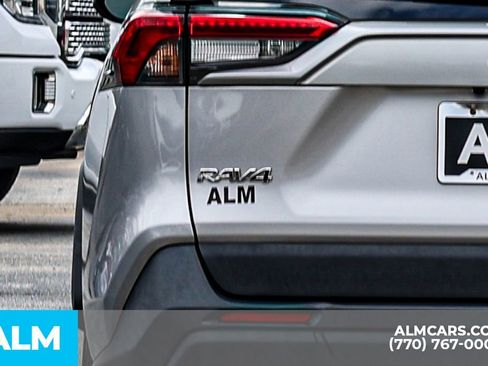 Used 2021 Toyota RAV4 LE image 12