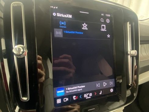 Used 2025 Volvo XC40 B5 Ultra image 21