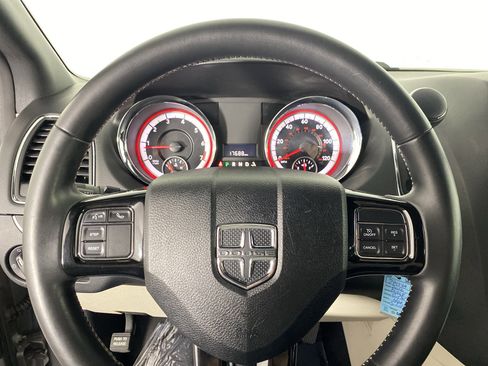 Used 2016 Dodge Grand Caravan SE FWD image 17