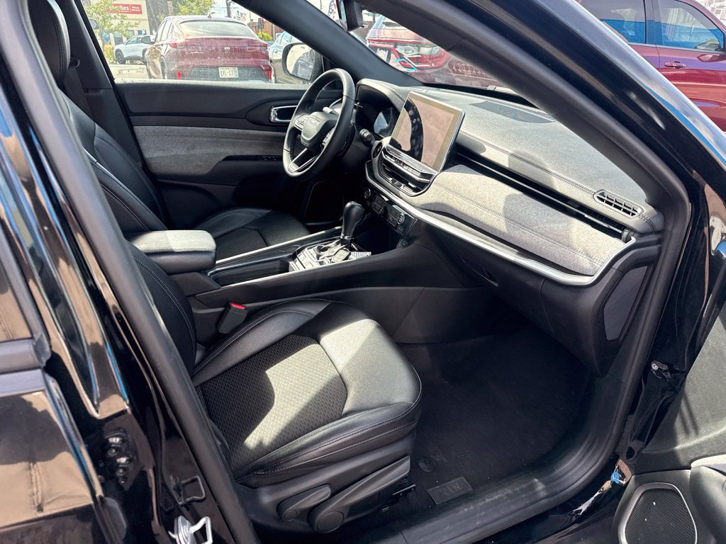 Used 2024 Jeep Compass Latitude AWD/4WD image 33
