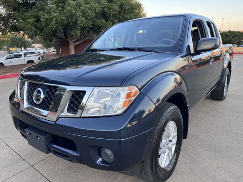 Used 2019 Nissan Frontier SV image 3