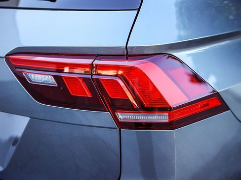 Used 2022 Volkswagen Tiguan SE R-Line image 13