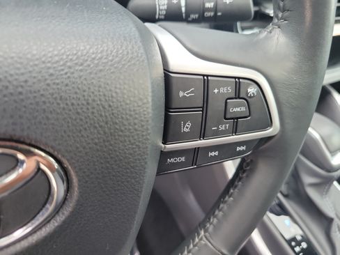Used 2024 Toyota Highlander XLE AWD/4WD image 31